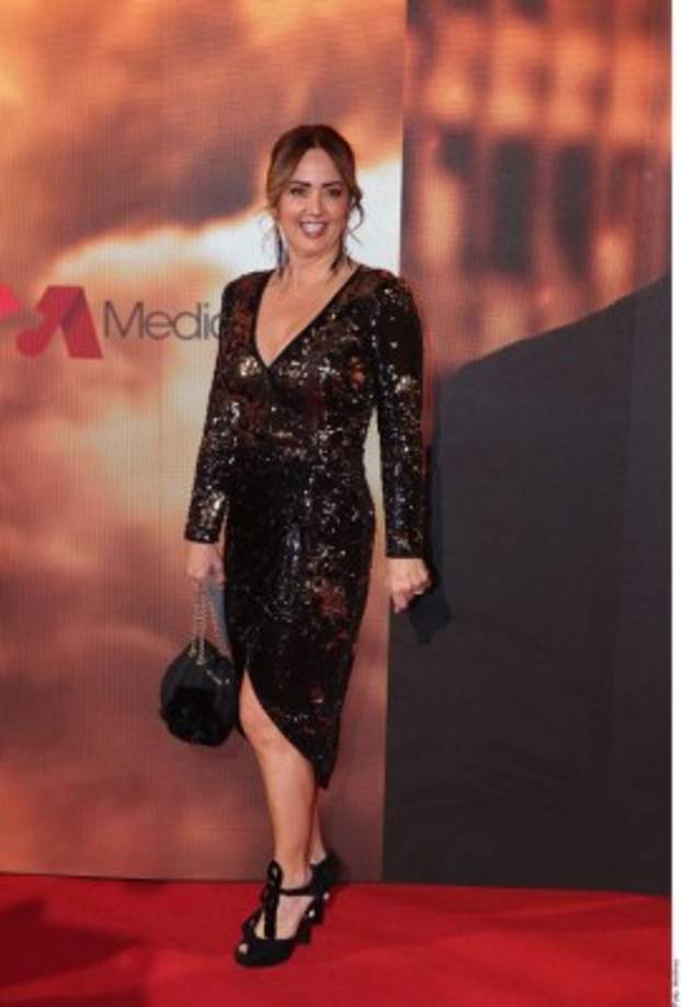 El alboroto que provocaron estas fotografías se excedió, dijo. 'Inclusive ofenden a mis hijas, ¿que ellas qué?, ofenden a Andrea, a mí, y bueno con esto simplemente me doy cuenta que, híjole, caray, hay mucha gente resentida que nada más está esperando el momento de haber quién se la paga'.