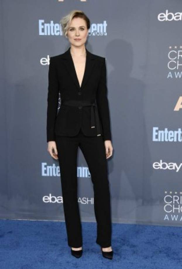 Ganadora del premio a la mejor actriz en una serie dramática, Evan Rachel Wood lució un tuxedo de Altuzarra, joyas Anita Ko y zapatos Christian Louboutin.