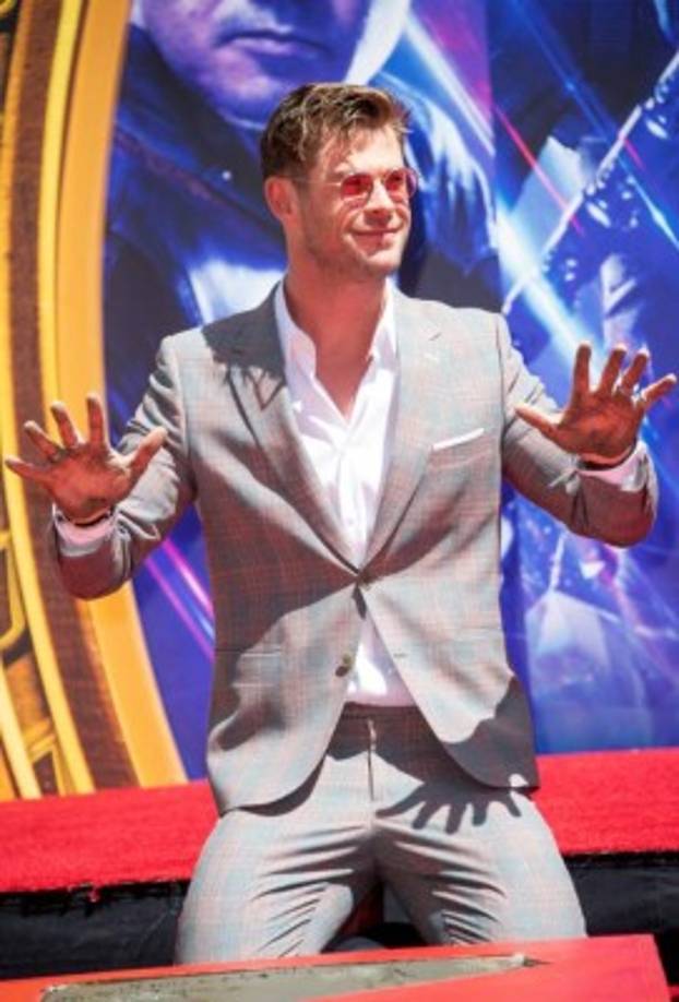 Chris Hemsworth, al igual que el resto de sus compañeros, plasmó la palma de sus manos, sin pies en esta oportunidad, como tradicionalmente se hace en las ceremonias del Teatro Chino.