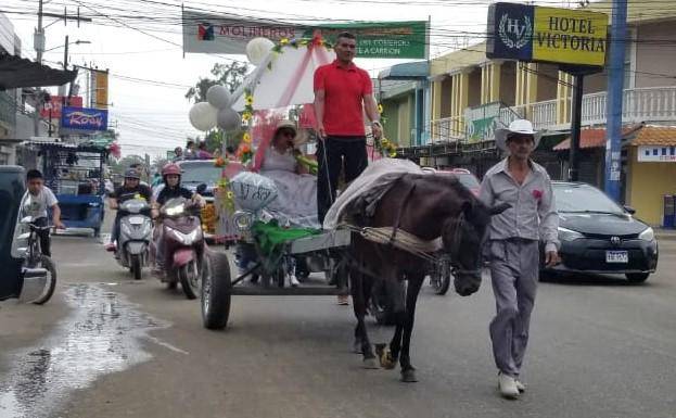 Don Omar Rivera guio el corcel durante todo el recorrido, mientras su esposa cantaba y daba gracias a Dios por por celebrar sus bodas de plata. 