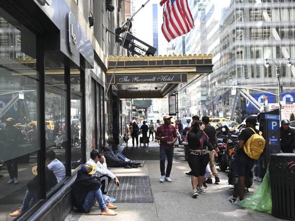 Al menos 2,600 familias de inmigrantes se beneficiaban con el programa de tarjetas de débito en Nueva York.