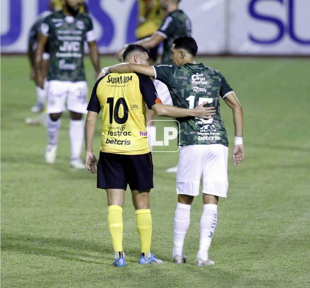 Jhow Benavídez y Allans Vargas se abrazan antes del inicio del partido. Fueron compañeros en la Máquina.