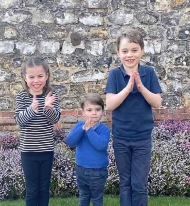 Lo más seguro es que el pequeño Louis reciba felicitaciones virtuales debido al confinamiento obligado en Reino Unido, pero para su suerte tiene a sus dos hermanos mayores, George y Charlotte, para permanecer entretenido en estos tiempos difíciles. MIRA: <a href=' https://www.laprensa.hn/sociales/1373830-410/kate-middleton-y-el-principe-william-revelan-su-secreto-para-tener-a' style='color:red;text-decoration:underline' target='_blank'> Kate Middleton y el principe William revelan su secreto para tener a los niños ocupados durante cuarentena</a>