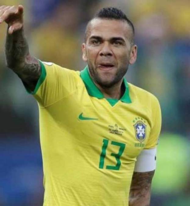 Dani Alves: Luego de haber decidido irse del PSG y tras se el mejor jugador de la Copa América, el lateral brasileño cuenta con varias ofertas y en las últimas horas se menciona que el Manchester City de Pep Guardiola está interesado en ficharle.