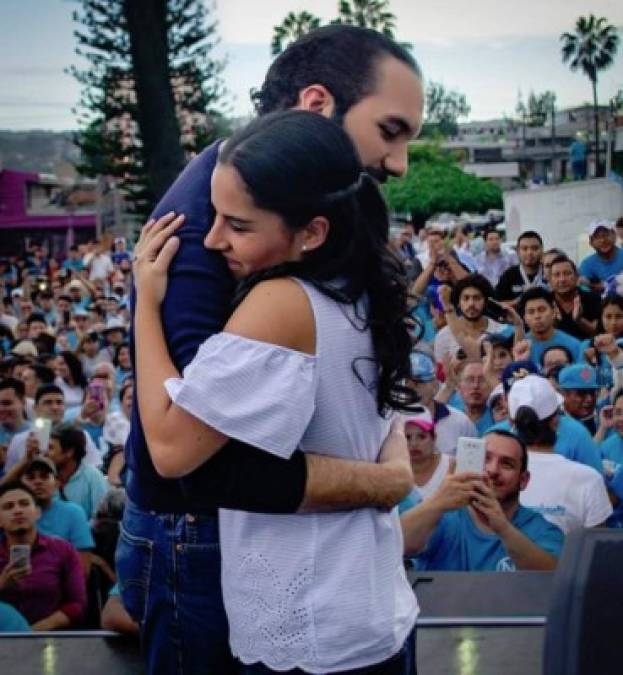 Luego, tras abandonar la alcaldía, Bukele inició sus planes para postularse a la presidencia de El Salvador, y su esposa, estuvo a su lado en cada evento de campaña.