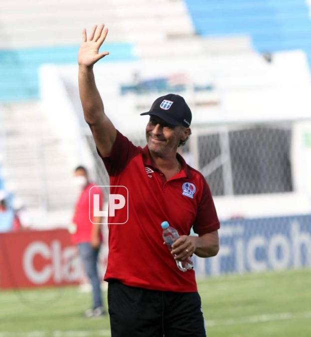 Pedro Troglio saludando a los aficionados del Olimpia que lo aplaudieron a su entrada a la cancha del Nacional.