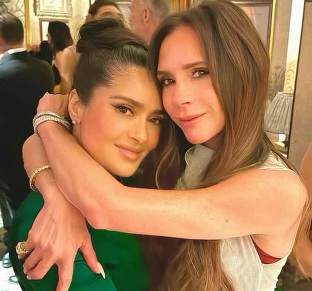 La estrella mexicana Salma Hayek se fundió en un abrazo con Victoria Beckham. 