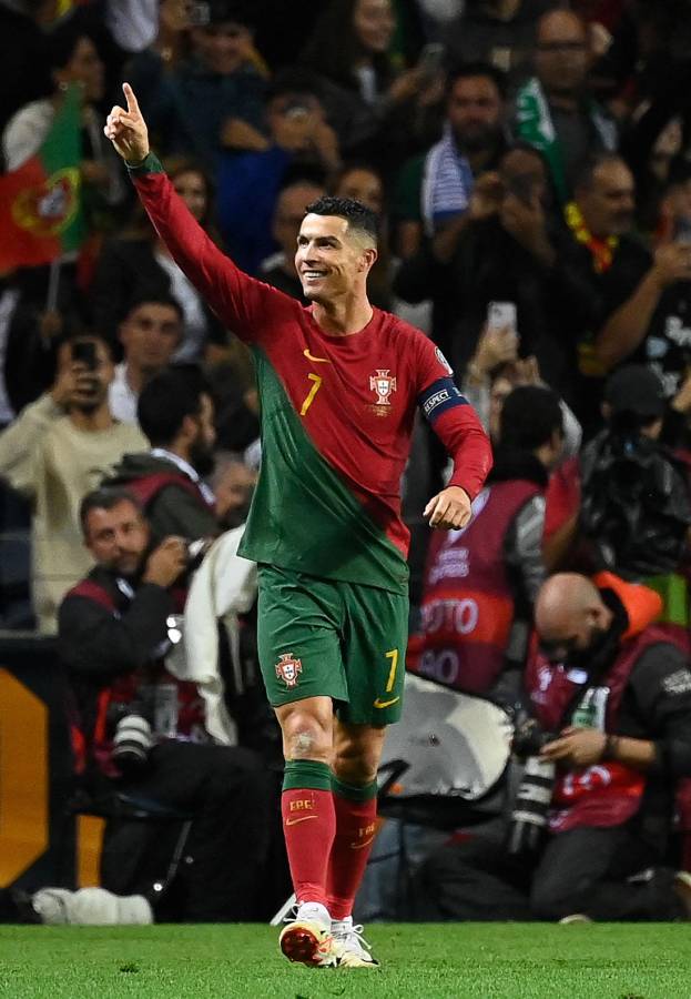 Cristiano Ronaldo le dedicó el gol a su familia que se encontraba en el palco del estadio do Dragão.