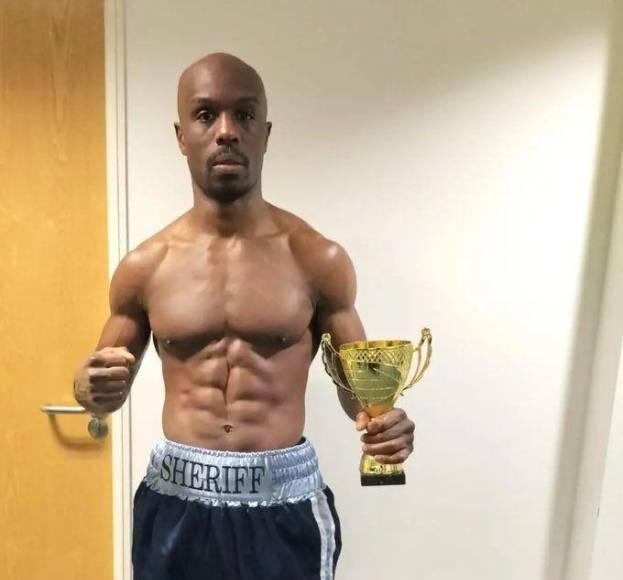 Fury, conocido por su franqueza, enfatizó en las consecuencias físicas extremas que implica el boxeo. “Es como la gente que salta en paracaídas, de vez en cuando el paracaídas no se abre y caen al suelo. Eso no impide que todos salten en paracaídas”, incidió.