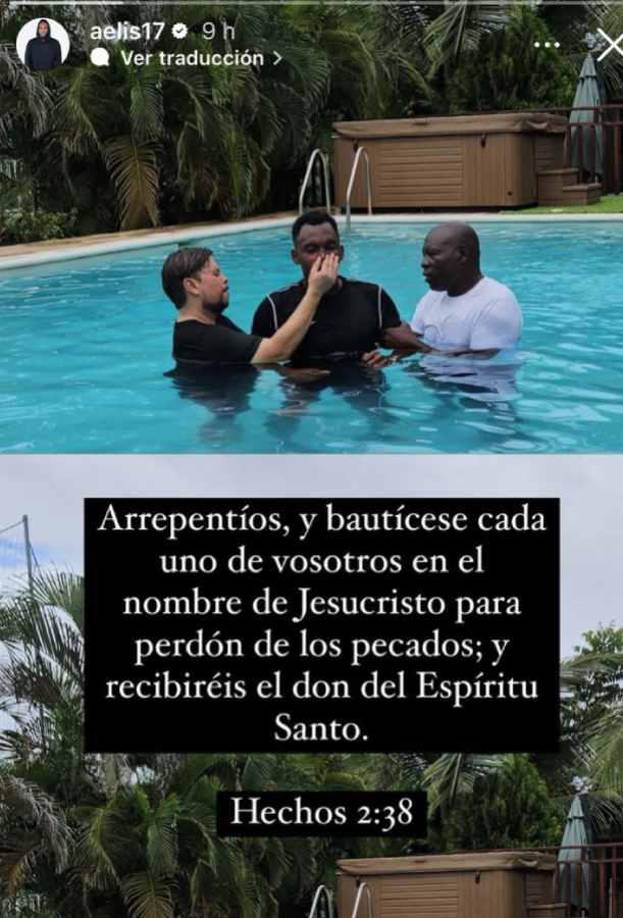 Alberth Elis en sus redes sociales compartió la cita bíblica de Hechos 2:38 y mostró la imagen en el momento en donde era bautizado. 
