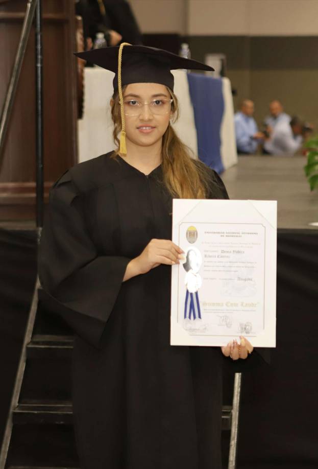 ¡Felices y orgullosos! Así festejan los nuevos egresados de Unah-vs