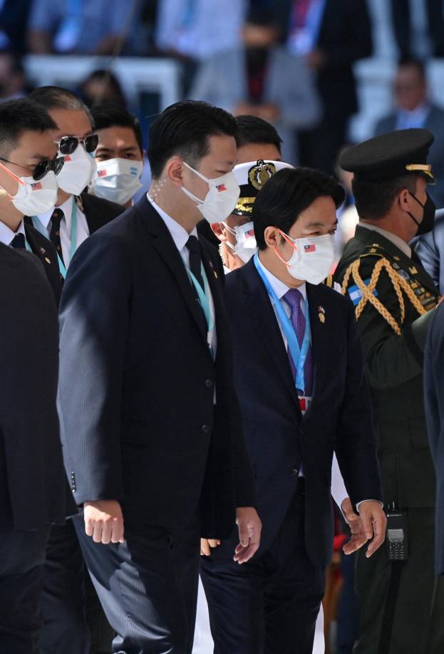 El vicepresidente de Taiwán Lai Ching-te a su llegada al estadio nacional liderando la delegación taiwanesa.