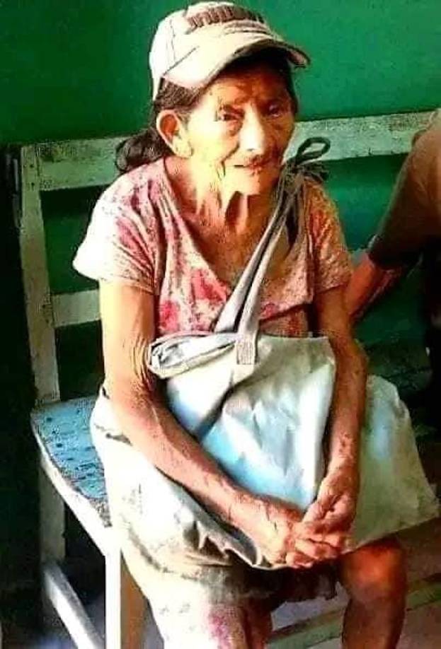 El cuerpo fue hallado por sus vecinos. Dijeron que la mujer estaba desnuda y por eso la cubrieron con una sábana.