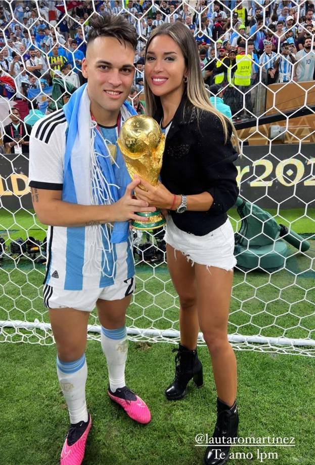 Lautaro Martínez celebró con su pareja Agustina Gandolfo y la Copa del Mundo.