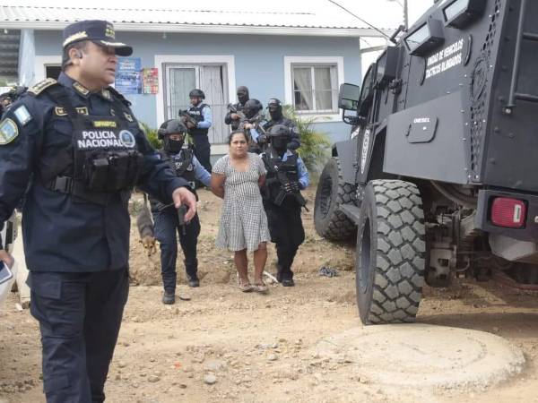 La mujer de 46 años de edad enfrentará varios cargos.