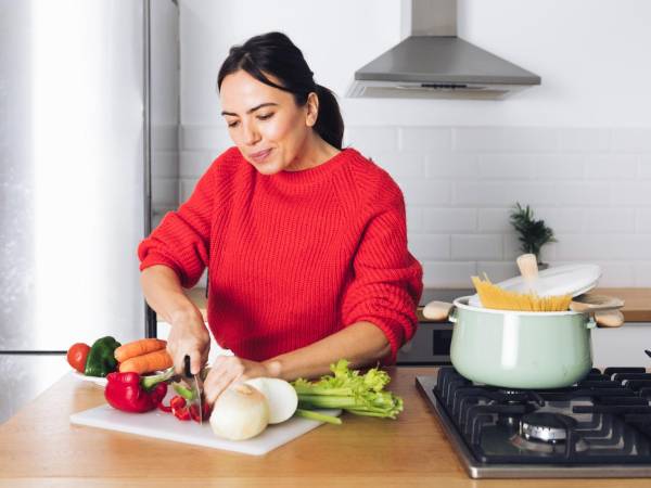 Puedes preparar tortitas, caldos, cremas, albóndigas, croquetas o rellenar verduras con el arroz que te haya sobrado.