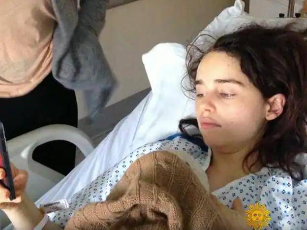 El aneurisma lo detectaron en 2011, cuando tenía 24 años, mientras en 2013 Emilia regresó al quirófano por otro aneurisma. Un aneurisma cerebral es un punto débil en un vaso sanguíneo cerebral que sobresale como un balón y se llena de sangre. Este puede estallar y sangrar dentro del cerebro, causando complicaciones serias como un accidente cerebrovascular hemorrágico o daño nervioso permanente. La mayoría de las veces ocurre por anormalidades congénitas de una pared arterial y son más comunes en las personas con ciertas enfermedades genéticas.