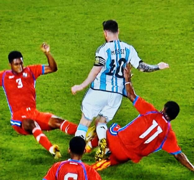 Otra toma de la fuerte falta de los jugadores panameños contra Messi.