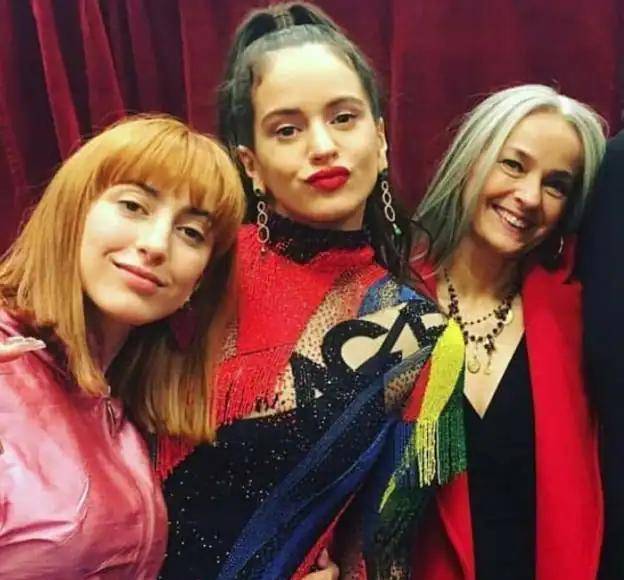 A pesar del éxito, Rosalía vive por su familia: su madre y su hermana trabajan con ella. Su madre Pilar Tovella ejerce funciones de secretaria y su hermana Pili Vila, conocida en las redes como Daikyri, es asesora de imagen; según revela un exprofesor de Rosalía en Look.