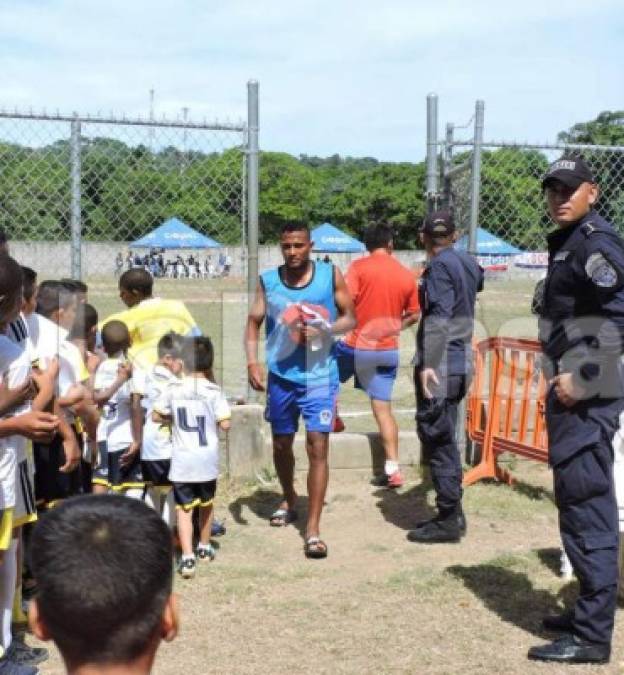 El futbolista Ever Alvarado del Olimpia en el momento que llegaban al estadio Julio Galindo.