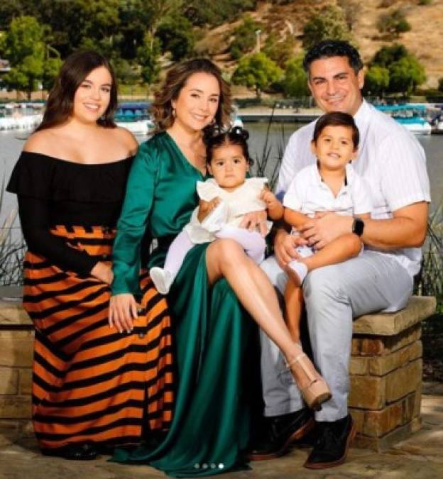 Recientemente anunció que se había convertido en madre de dos pequeños que adoptó Lucía y Mateo. La revista Hola México les hizo una sesión de fotos en familia para presentar formalmente a los nuevos integrantes de la familia.