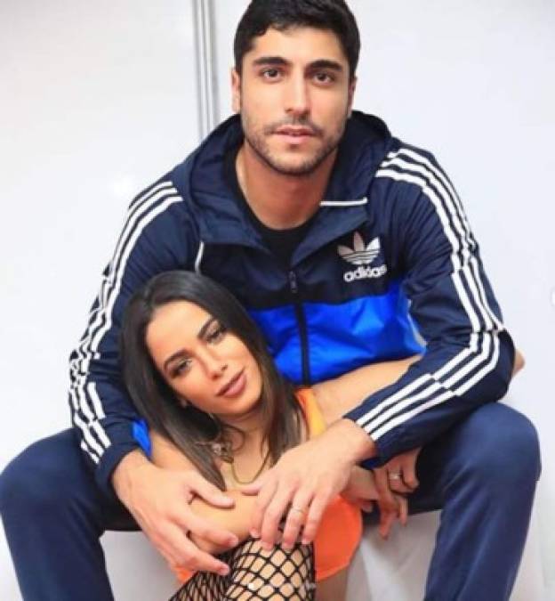 Anitta y el empresario de turismo brasileño Thiago Magalhães estuvieron casados por 10 meses de casados. Su relaciòn se dio a conocer en el mes de julio del 2017 y tan solo cuatro meses después decidieron oficializar su relación pasando por el altar.