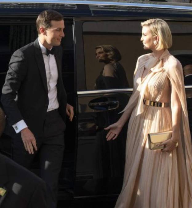 Ivanka, que llegó acompañada de su esposo Jared Kushner, lució un elegante diseño color melocotón de inspiración griega firmado por la diseñadora israelí Galia Lahav.