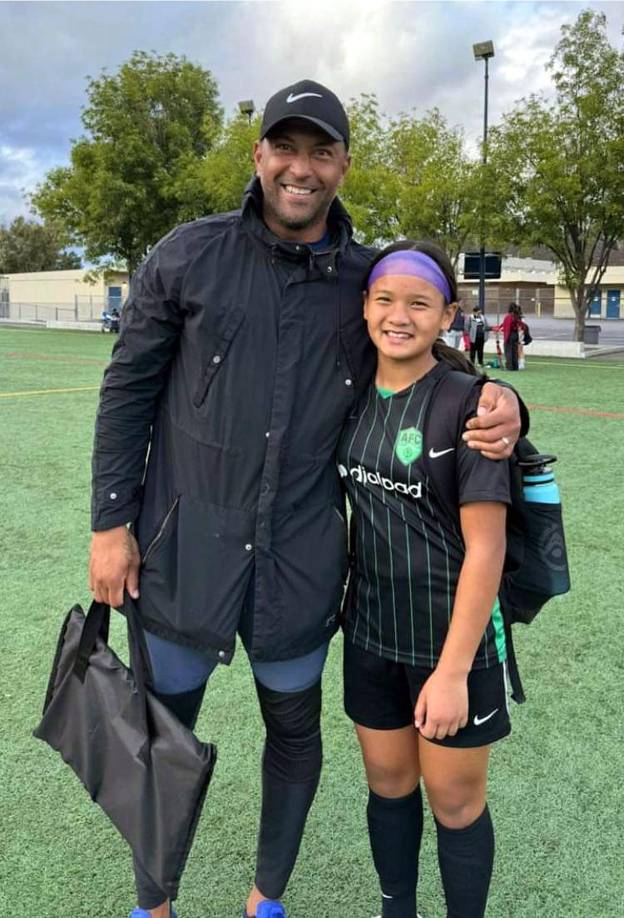 El exdefensa hondureño hoy tiene 41 años de edad y está retirado y residiendo en los Estados Unidos, donde es entrenador de fútbol base.