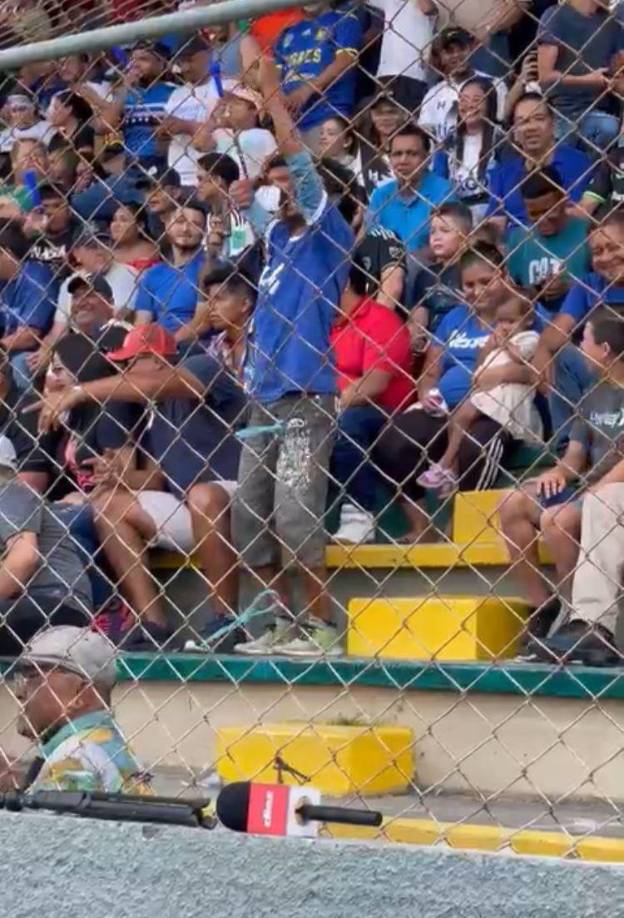 Un gran ambiente en las graderías del estadio Humberto Micheletti.s