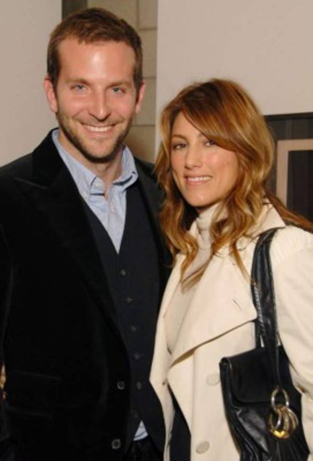 Jennifer Esposito y Bradley Cooper estuvieron casados solo ​​cuatro meses.<br/><br/>Los actores se casaron a fines de diciembre de 2006. Sin embargo, su matrimonio duró poco: cuatro meses, para ser exactos. <br/><br/>Esposito solicitó el divorcio en mayo de 2007, de acuerdo con Us Weekly . lo que deja pensando, ¿qué fue lo que salió mal con su matrimonio?<br/>