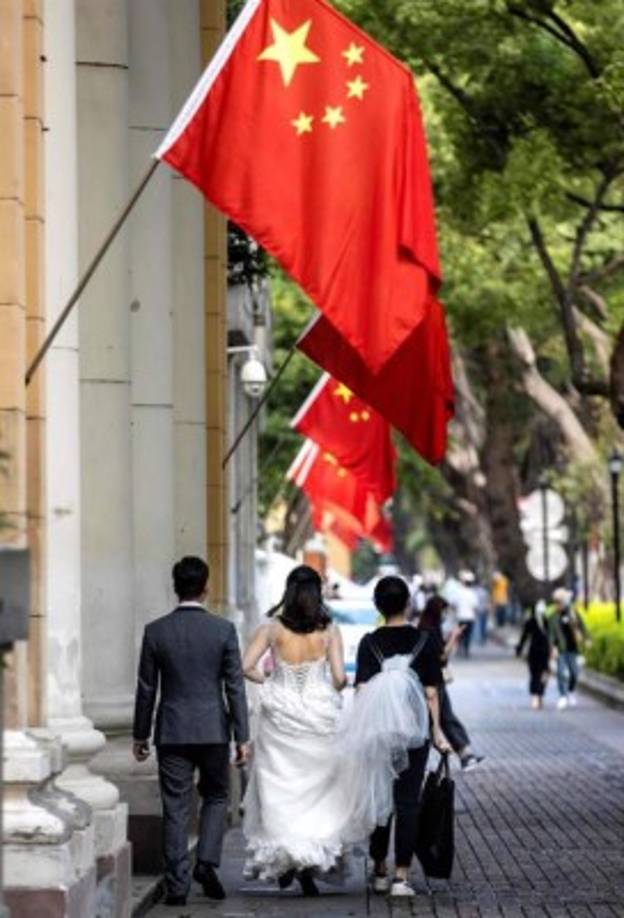 Varios países han prohibido los eventos deportivos o culturales y la concentración de mucha gente, lo que ha trastocado la vida de millones de personas que han tenido que posponer eventos importantes, como bodas, incluida la actriz y cantante Jennifer López.