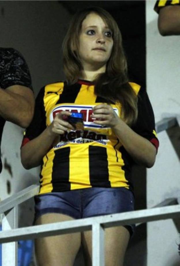 Una aficionada del Real España en palco viendo el partido ante Motagua.