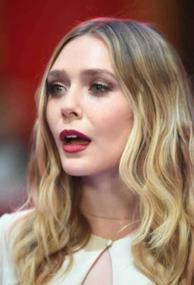 La joven actriz llamó mucho la atención por su look.