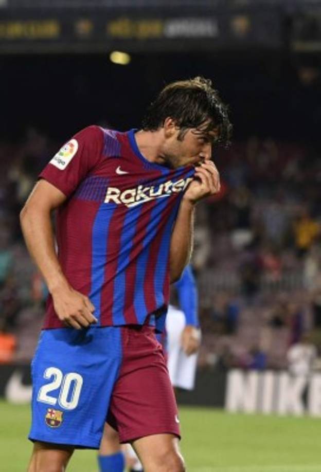Sergi Roberto se encargó de marcar el cuarto gol del Barcelona e inmediatamente besó el escudo del equipo.