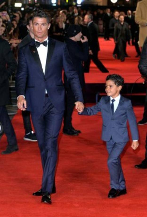 Como todo un galán, el hijo de Cristiano Ronaldo fue la sensación en su paseo por la alfombra roja en Londres donde se presentó el documental que retrata el recorrido de uno de los 'enfants terribles' del fútbol.