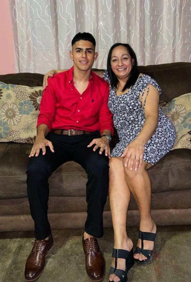 Luis Palma: El destacado jugador del Vida le dio la bienvenida al 2022 junto a su amada madre.