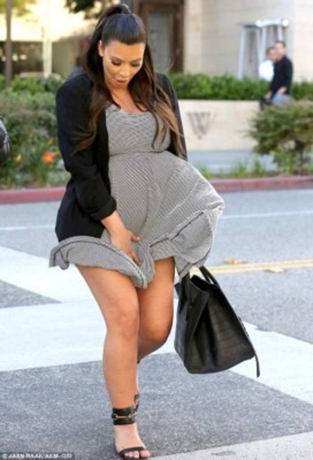 KIM KARDASHIAN tuvo su momento durante uno de sus embarazos. Aquí la vemos tratando de conservar el glamur lo mejor que pudo.
