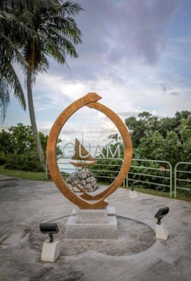 Guam, una isla de unos 550 km2, fue descubierta en 1521 por el navegante portugués Fernando de Magallanes, pero ocupada desde 1526 por España. Se convirtió en colonia de Estados Unidos por el Tratado de París de 1898, que puso fin a la guerra hispano-estadounidense. Fue invadida por Japón en diciembre de 1941, al comienzo de la guerra del Pacífico, pero recuperada por Estados Unidos en 1944.