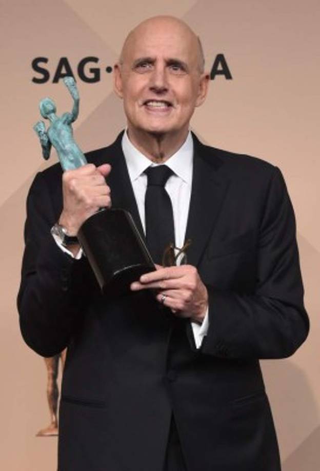 JeffreyTambor celebra su premio.