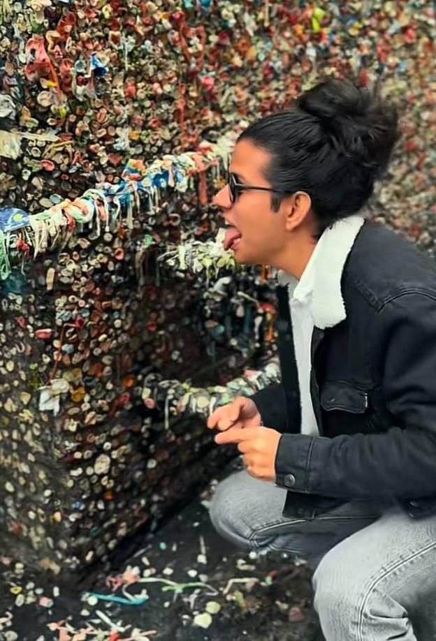 Cabe mencionar que, la pared se sitúa cerca de la taquilla del Market Theater, y la tradición comenzó alrededor del año 1993 donde los asistentes dejan incrustadas en la pared la goma de mascar.
