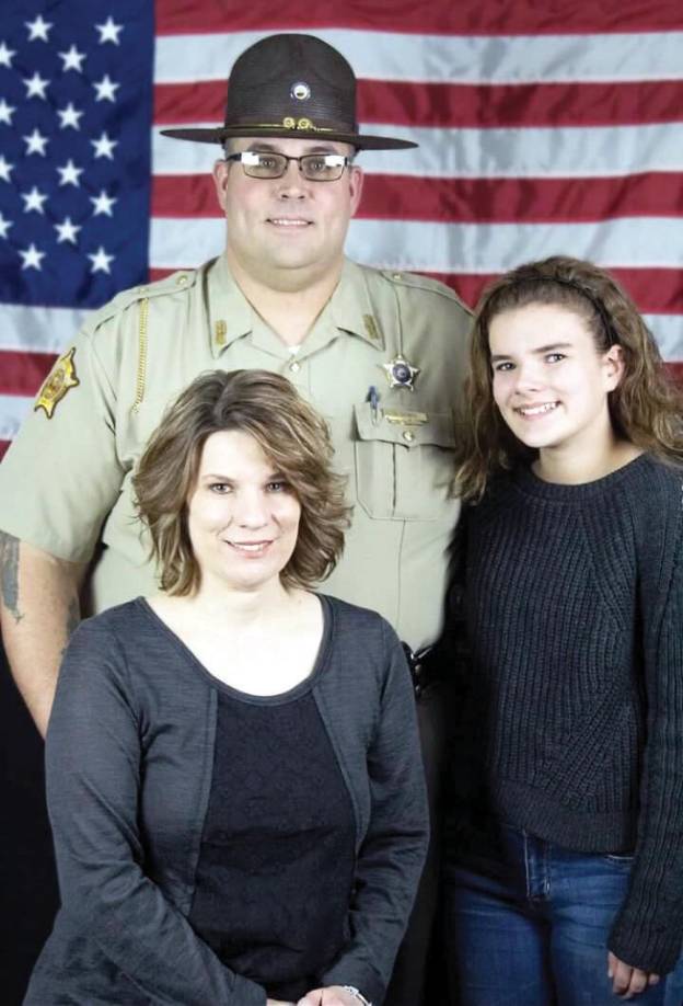 El alguacil del condado Letcher, Mickey Stines, permanece bajo arresto y afronta un cargo de asesinato en primer grado tras disparar la tarde del jueves al juez de circuito Kevin Mullins en la sede de los juzgados del condado de Letcher, ubicada en la ciudad de Whitesburg, en una zona rural del este de Kentucky.