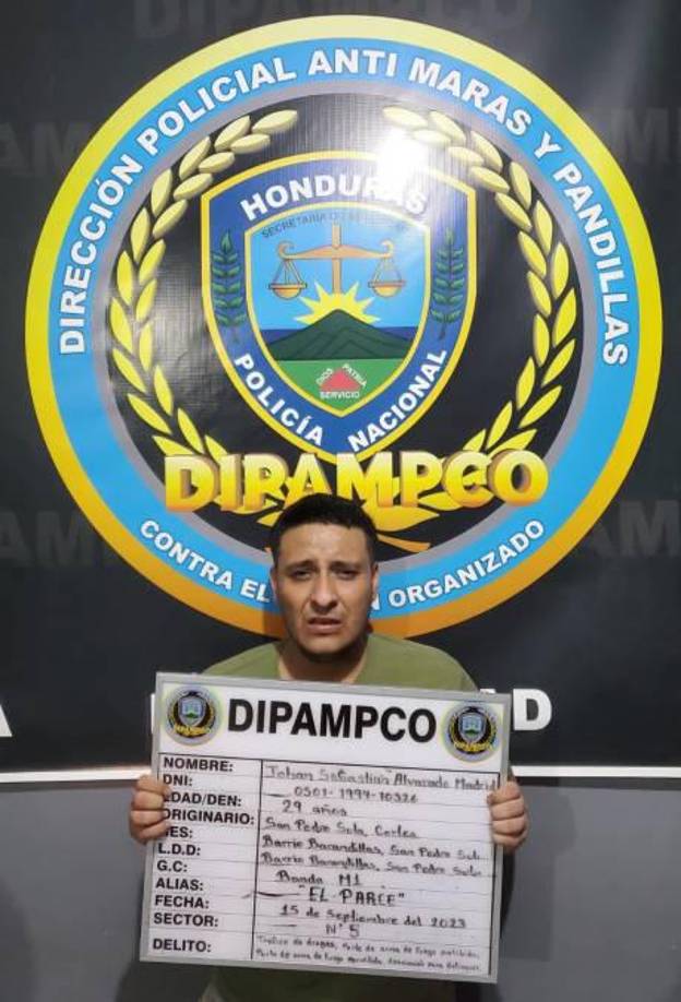 Además, se le vincula a traficar drogas y movilizar armas de fuego para esta banda delictiva. Cuando él amenazó al motorista de un “rapidito” en Villanueva, la unidad de transporte iba con pasajeros a bordo.