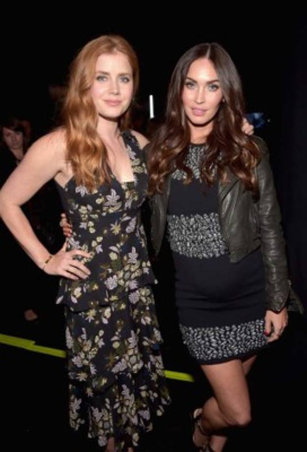 Después de anunciar que se iba a separar, algo cambió: está embarazada y espera su tercer hijo. En la imagen con Amy Adams.