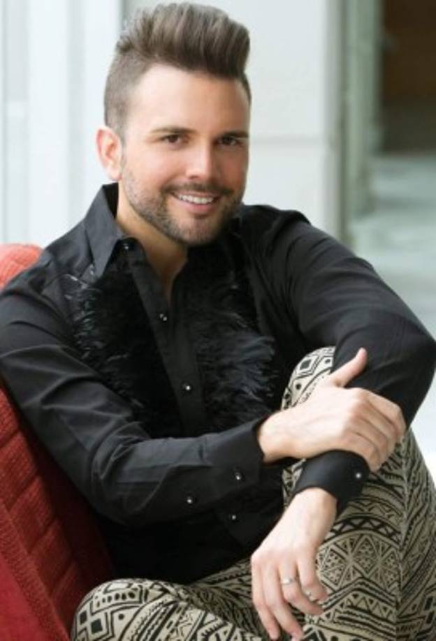 Juan Gabriel lo llevó a México y apadrinó su carrera musical. Su primer disco es llamado 'El consentido'.