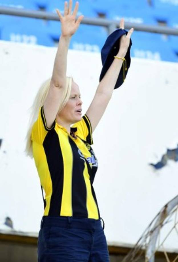 Una aficionada del Real España alentando al equipo en el clásico.