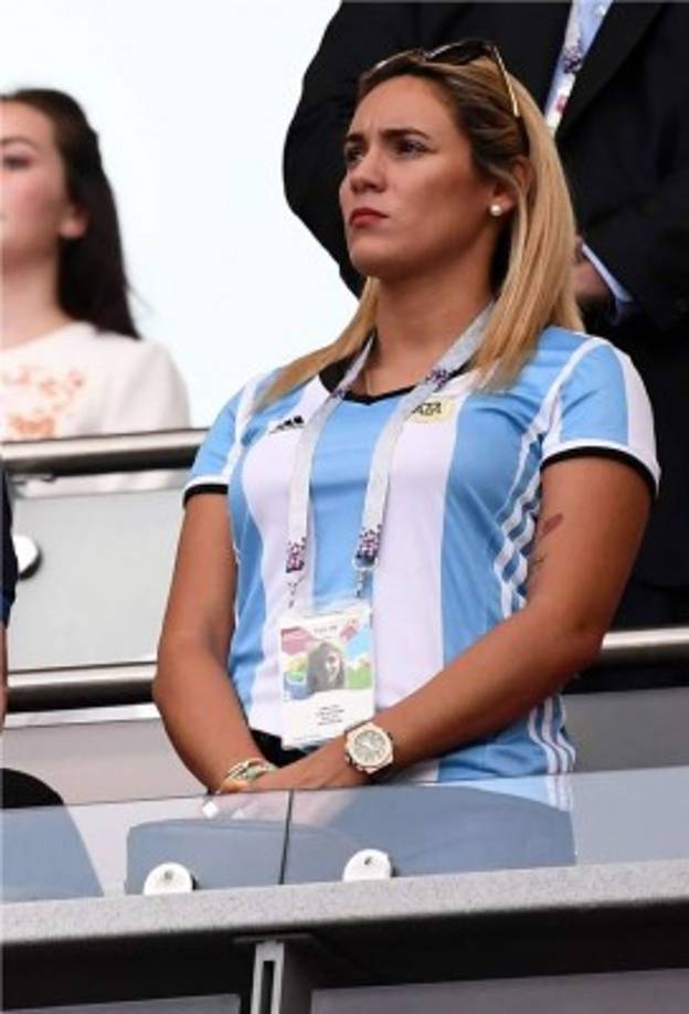 Rocío Oliva ha acaparado miradas al aparecer al lado de Maradona en el partido Francia-Argentina.