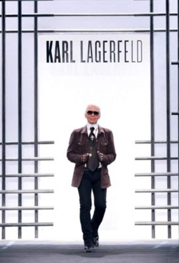 Lagerfeld se separó también de su casa en Hamburgo ya que 'lo devolvía a su punto de partida' en la vida, y 'oía en el jardín el eco de las voces de (sus) padres', según una entrevista a Vanity Fair.<br/><br/>Su 'patria espiritual', la tenía sin embargo siempre a mano. En la mansión de París donde vivió durante 30 años, una habitación entera estaba reservada a los muebles y pinturas de su infancia.