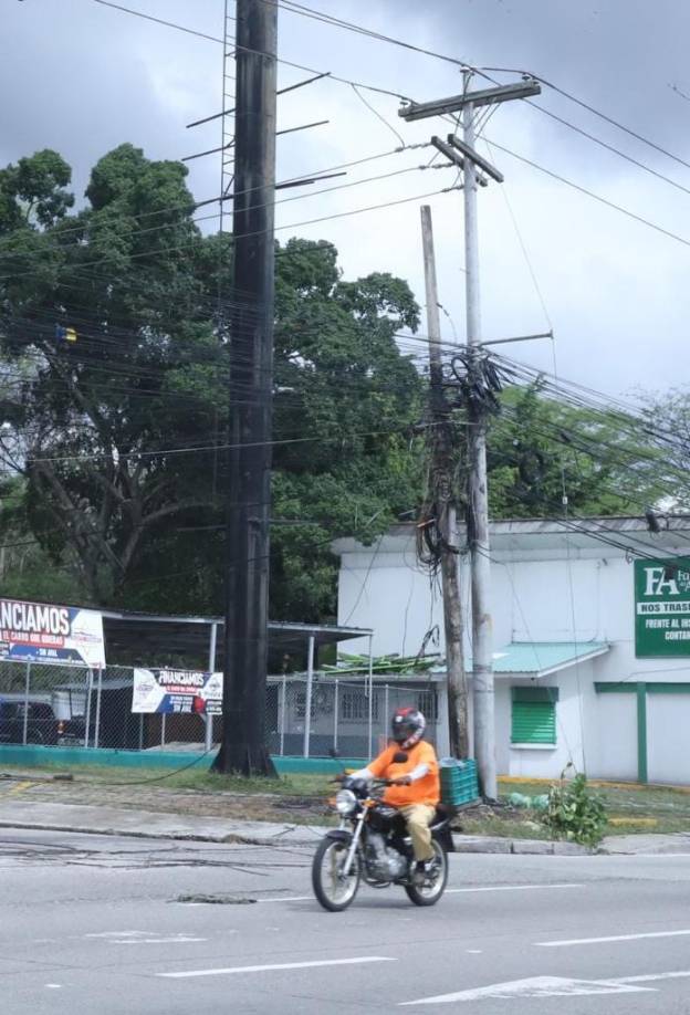 Luego de lo sucedido, así luce la zona afectada, los cables permanecen tirados en medio de la calle a vista y paciencia de todos incluso de las autoridades que no hacen nada al respecto.