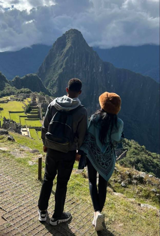 Choco Lozano y su novia decidieron partir a Perú. El atacante hondureño disfruta de Machu Picchu, bello sitio arqueológico del territorio peruano. 