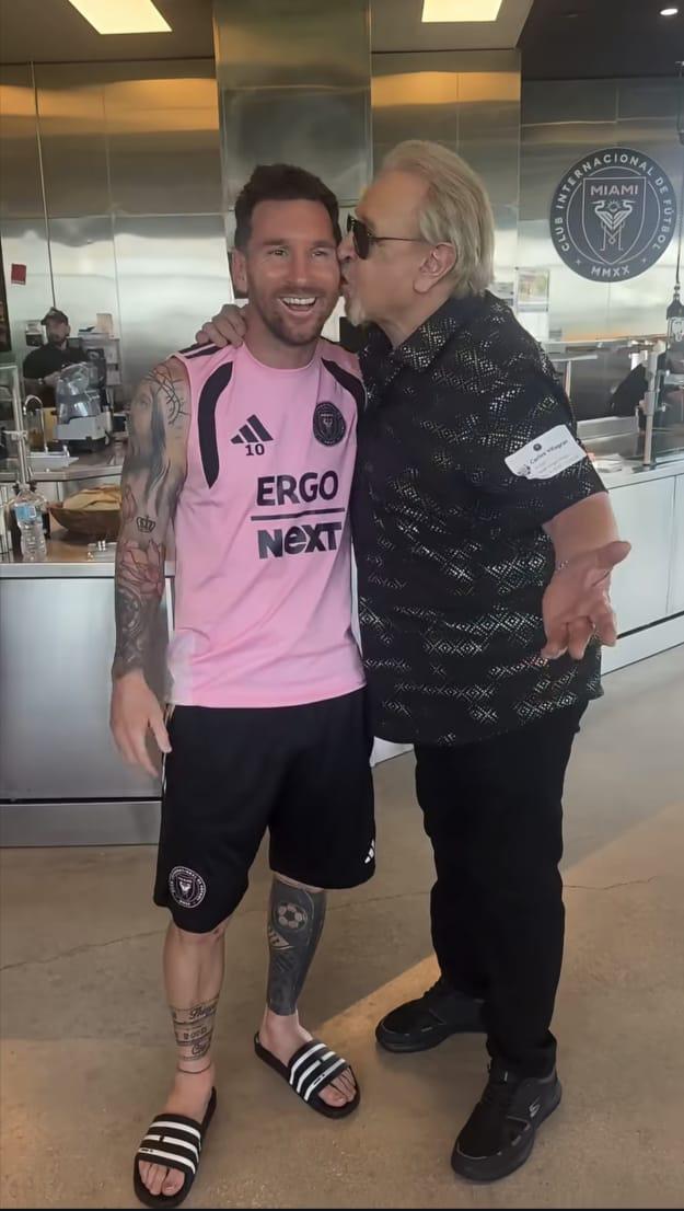 Carlos Villagrán sobre su encuentro con Messi: En Argentina, se besan los hombres